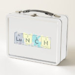 Periodic Table Science Kind Colorful Crayon "LuNCH<br><div class="desc">Aan de voorkant van de lunchbox staat het woord "lunch" met elementen uit het periodiek systeem: lutetium,  stikstof,  koolstof en waterstof. De achterkant van de doos heeft het volledige periodieke lijst "gekleurd"binnen alsof met krijtjes. Niet alleen voor slimme kinderen! Wetenschappers waarderen deze combinatie van voedselchemie ook.</div>