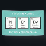 Periodieke Tabel Humor | Funny Science Pun Spandoek<br><div class="desc">Humoureuze magneet voor wetenschapsliefhebbers en wetenschappers. Deze grappige wetenschappelijke woordvoerder is perfect voor die speciale persoon in je leven die geobsedeerd is door alle dingen die de wetenschap doet. Deze banner speelt op het humoristische element van het periodieke lijst van elementen.</div>