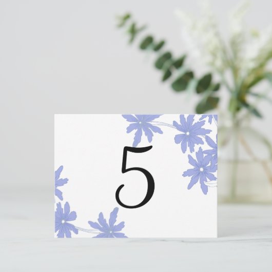 Periwinkle Blue Daisies Table Number Briefkaart (Staand voorkant)