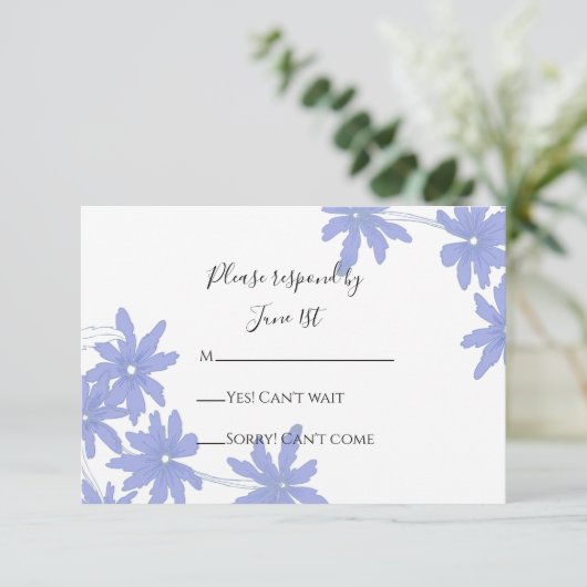 Periwinkle Blue Daisies Wedding RSVP Response Kaar (Staand voorkant)
