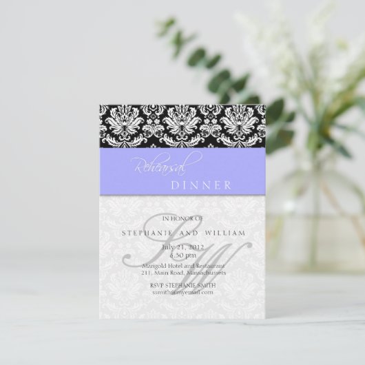 Periwinkle Blue Damask Monogram Rehearsal Dinner Kaart (Staand voorkant)