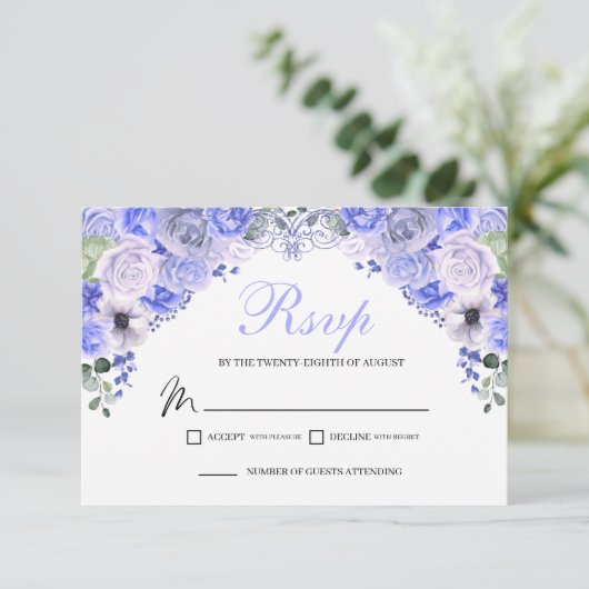 Periwinkle Blue Floral RSVP Enclosure Kaart (Staand voorkant)