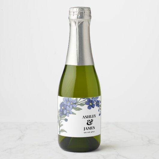 Periwinkle Blue Modern Floral Wedding Sparkling Wijnetiket (Voorkant)