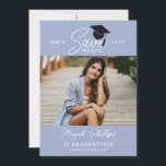Periwinkle Blue Typografie Foto Afstuderen Save The Date<br><div class="desc">Dubbelzijdig afstuderen bewaar de datumkaart met een typografisch ontwerp en een foto van de afstuderen in een zachte blauwe tint. Voeg nog drie foto's toe aan de achterkant in een schone collage. Afstuderen Bewaar de datum sjabloon kaart gepersonaliseerd met foto's.</div>