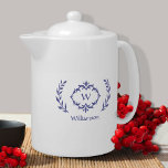 Periwinkle Elegant Monogram Name Modern Wreate Theepot<br><div class="desc">Pas uw keuken aan met onze elegante monogrammed naam en het initiaal periwinkle blauw & wit ontwerp met een unieke laurel en aangepaste tekstoptie. Alle kleuren in dit ontwerp, met inbegrip van het grote afbeelding, kunnen met het Zazzle-ontwerpgereedschap in elke kleur van uw keuze worden gewijzigd. Het speciale vector grafische...</div>