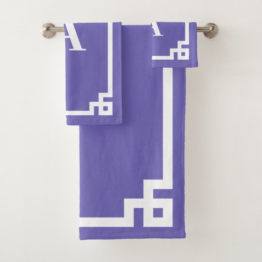 Periwinkle en White Greek Key Border Monogram Bad Handdoek (Insitu)