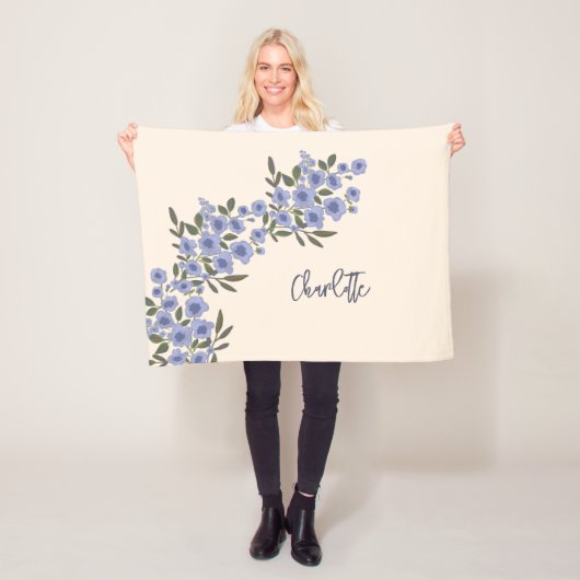 Periwinkle Floral Blooms Moderne aangepaste naam Fleece Deken (In situ)