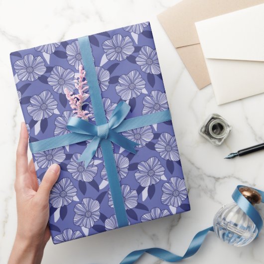 Periwinkle Floral Line Art Cadeaupapier (Geschenken)