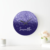 Periwinkle Glitter Donkerblauw Script Naam Grote Klok (Huis)