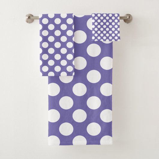 Periwinkle: Groot wit Polka Dot Patroon Bad Handdoek (Insitu)