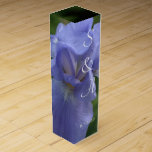 Periwinkle Iris Monogrammed Wedding Favors Wijn<br><div class="desc">De sluiting van de periwinkle irisbloem met groene bladeren zal er mooi uitzien op je Weddenschap Wijndoos om je wijn of champagnegunsten (of voor een andere gebeurtenis) vast te houden. Personaliseer met de Initialen van de Voornaam van de Bride & Groom en de Vertrouwingsdatum (in plaats van mijn steekproeftekst). Mijn...</div>
