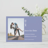 Periwinkle minimalistisch monogram foto save the date (Staand voorkant)