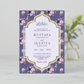 Periwinkle Paarse Bloemen Moslim Bruiloft Goud Folie Uitnodiging (Staand Voorkant)