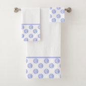 Periwinkle Polka Dots Bad Handdoek (Insitu)