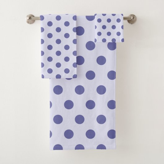 Periwinkle Polka Dots Bad Handdoek (Insitu)