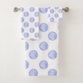 Periwinkle Polka Dots Bad Handdoek (Insitu)