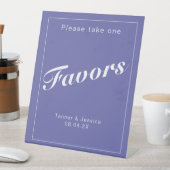 Periwinkle & White Modern minimalist Wedding Favor Reclamebord Met Voetstuk (Insitu)