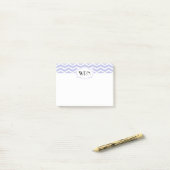 Periwinkle witte chevron patroon monogrammed post-it® notes (Op bureau)