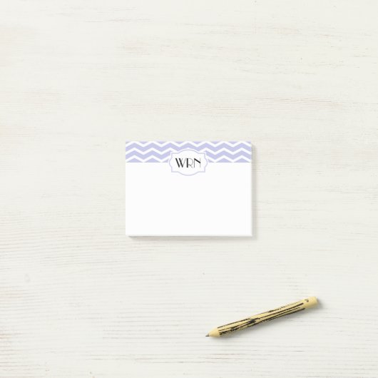 Periwinkle witte chevron patroon monogrammed post-it® notes (Op bureau)