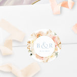 Perk Blush met Blue Wedding Envelope / Favor Ronde Sticker<br><div class="desc">Elegant monogrammed bruiloftsenvelop verzegelt of bevoordeelt sticker met prachtige waterverf florale details in een prachtige mix van perzik, oranje, wazige roze, crème en champagnekleurige tinten. Midden in wit met initialen en tweede tekstlijn in blauw. Twee grootteopties en verscheidene vormopties om van te kiezen. De de tekstlijn van de bodem kan...</div>
