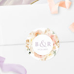 Perk Blush met lavender Wedding Envelope / Favor Ronde Sticker<br><div class="desc">Elegant monogrammed bruiloftsenvelop verzegelt of bevoordeelt sticker met prachtige waterverf florale details in een prachtige mix van perzik, oranje, wazige roze, crème en champagnekleurige tinten. Midden in wit met initialen en tweede tekstlijn in lavender paars. Twee grootteopties en verscheidene vormopties om van te kiezen. De de tekstlijn van de bodem...</div>