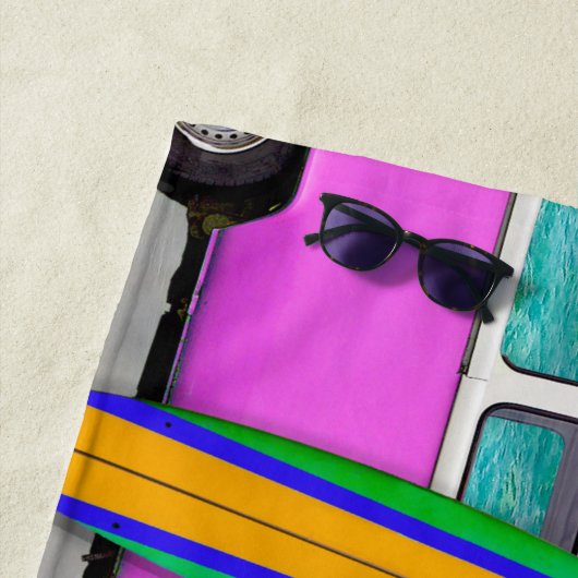 Perscène met Fuchsia Pink Van en Surfboard Strandlaken (In situ)