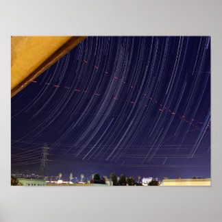 Perseïde sterrensporen boven stadslichten poster