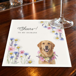 Persfoto van de hond met wilde bloem Drinken op mi Servet