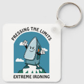 Persgrenzen Extreme Strijkijzer Funny Iron Sleutelhanger (Achterkant)