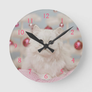 Persian cat sitting on pink pillow ronde klok
