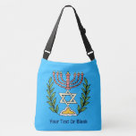 Persian Magen David Menorah Crossbody Tas<br><div class="desc">Dit afbeelding is aangepast vanuit een antiek Perzische joodse tegel en bevat een menorah met een Magen David (Star of David), die is opgezet door olijftakken. De onvolkomenheden van het oorspronkelijke, met de hand geschilde afbeelding zijn bewaard. Voeg je eigen tekst toe. U kunt een andere achtergrondkleur kiezen; en het...</div>