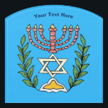 Persian Magen David Menorah Deurbordjes<br><div class="desc">Dit afbeelding is aangepast vanuit een antiek Perzische joodse tegel en bevat een menorah met een Magen David (Star of David),  die is opgezet door olijftakken. De onvolkomenheden van het oorspronkelijke,  met de hand geschilde afbeelding zijn bewaard. Voeg je eigen tekst toe.</div>