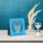 Persian Magen David Menorah Fotoplaat<br><div class="desc">Dit afbeelding is aangepast aan een antiek Perzische joodse tegel en bevat een menorah met een Magen David (Ster van David),  die is omgeven door olijftakken. De onvolkomenheden van het oorspronkelijke,  met de hand geschilde afbeelding zijn bewaard. Voeg uw eigen tekst toe en u kunt de achtergrondkleur wijzigen.</div>