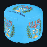 Persian Magen David Menorah Poef<br><div class="desc">Dit afbeelding is aangepast vanuit een antiek Perzische joodse tegel en bevat een menorah met een Magen David (Star of David),  die is opgezet door olijftakken. De onvolkomenheden van het oorspronkelijke,  met de hand geschilde afbeelding zijn bewaard. Voeg je eigen tekst bovenaan toe.</div>