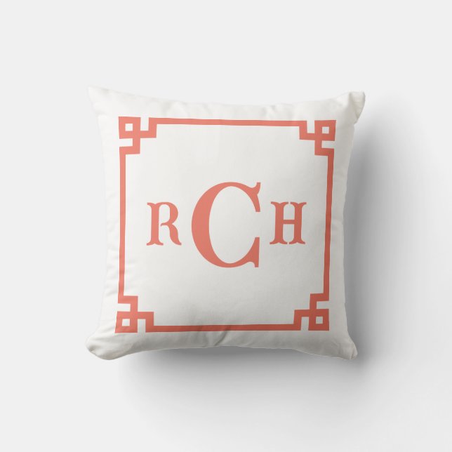 Persimmon Coral Chinoiserie Greek Key Monogram Kussen (Voorkant)