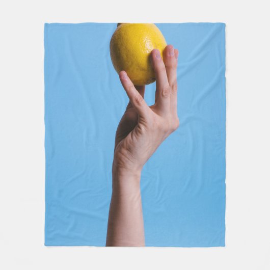 Person holding lemon fleece deken (Voorkant)