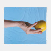Person holding lemon fleece deken (Voorkant (Horizontaal))
