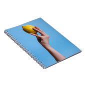 Person holding lemon notitieboek (Rechterzijde)