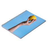 Person holding lemon notitieboek (Linkerzijde)