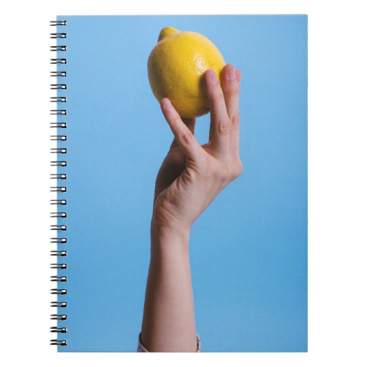 Person holding lemon notitieboek (Voorkant)