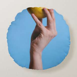 Person holding lemon rond kussen