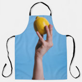 Person holding lemon schort (Voorkant)