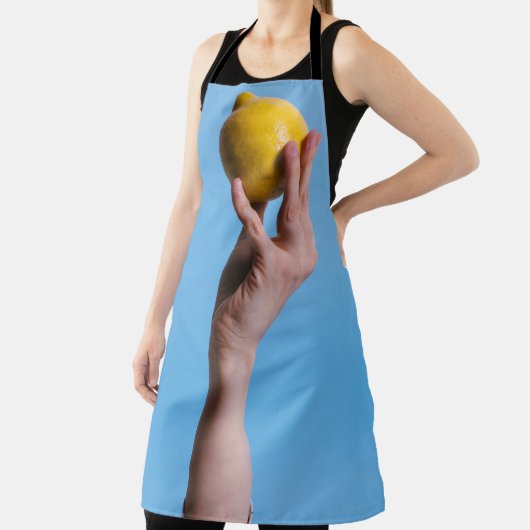 Person holding lemon schort (Insitu)
