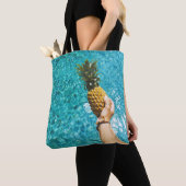 Person holding yellow pineapple tote bag (Dichtbij)