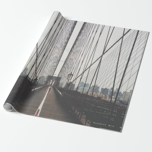 PERSON RUNNING OP BRIDGE CADEAUPAPIER (Uitgerold)