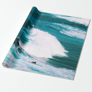Person surfboard met oceaangolven cadeaupapier