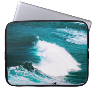 Person surfboard met oceaangolven laptop sleeve