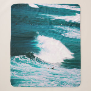 Person surfboard met oceaangolven sherpa deken