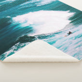 Person surfboard met oceaangolven sherpa deken (3/4)