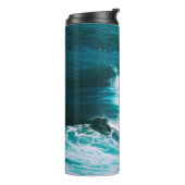 Person surfboard met oceaangolven thermosbeker (Gedraaid links)